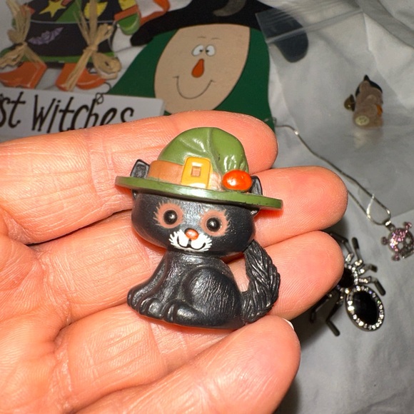 Eight pieces Halloween bundle gently used - Picture 10 of 16